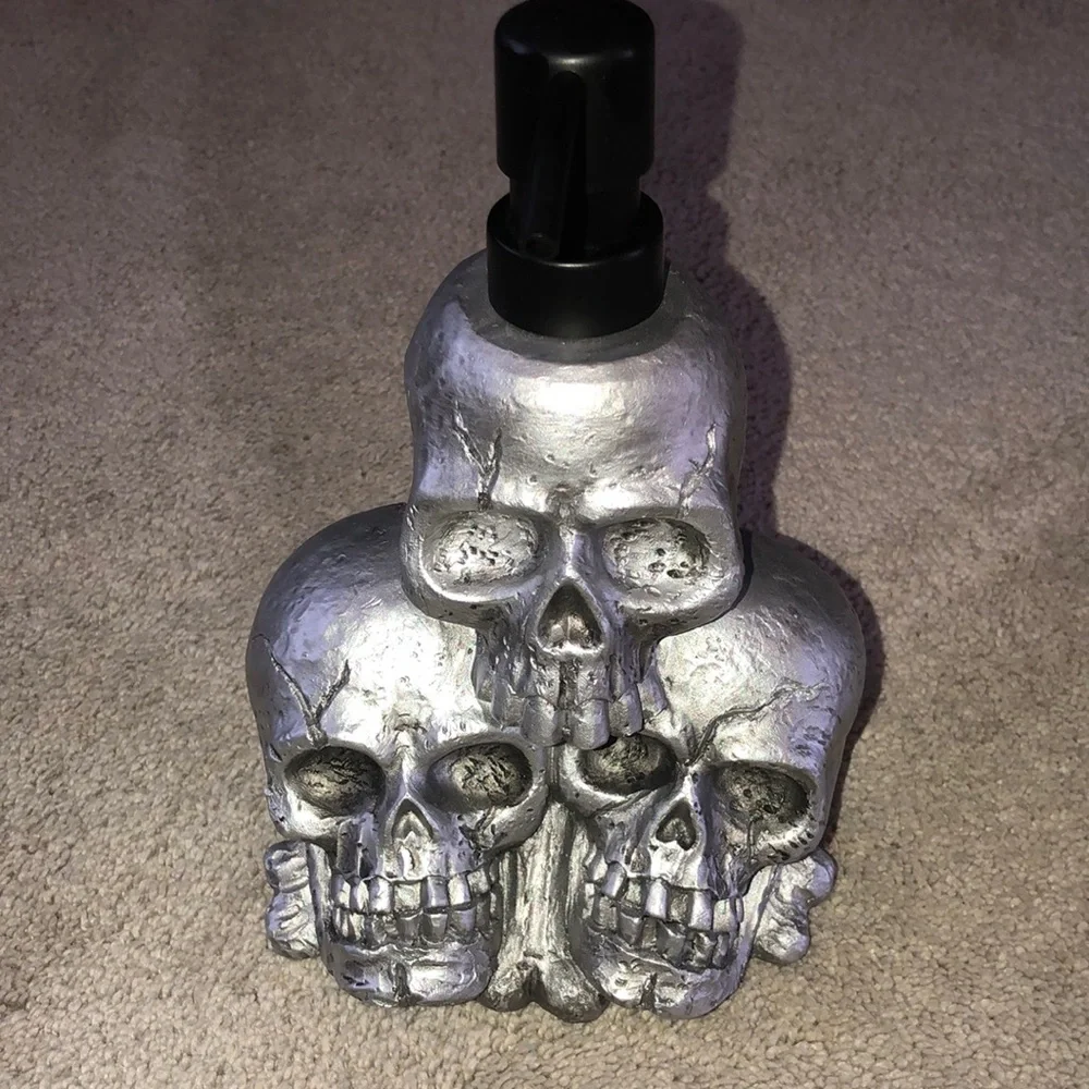 Goth Halloween‎ Skull Skulls Soap Dispenser Silver Black